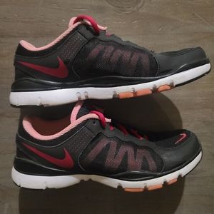 Womans nike running shoes size 7 black and pink